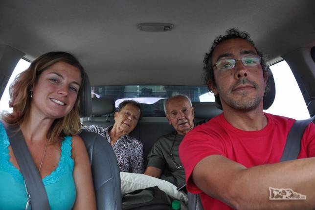 A Fiona com seus novos passageiros, o Joca e a Ixa, os pais do Rodrigo, em Montevideo, no Uruguai